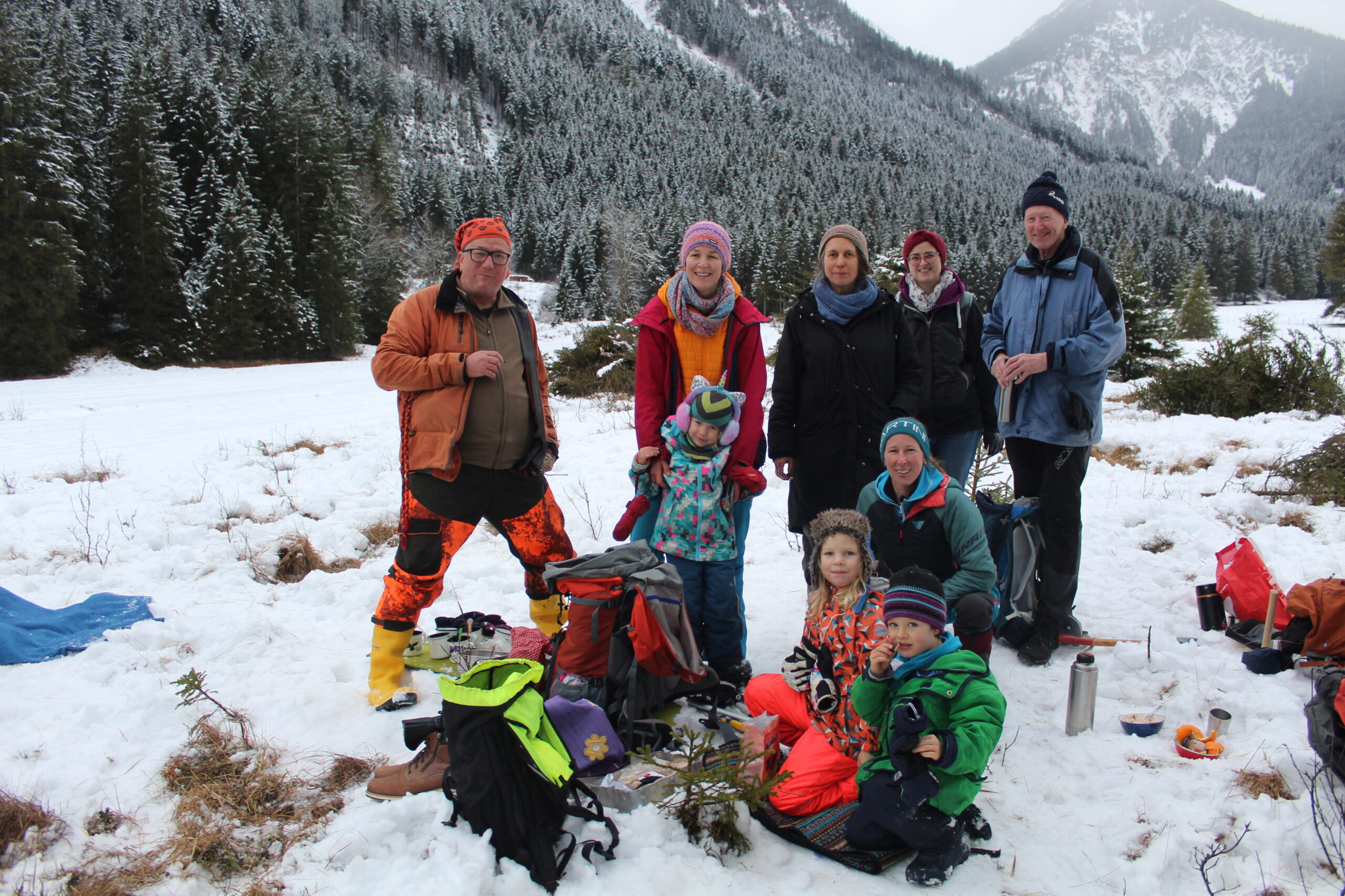 Fleißige Freiwillige der Naturschutzgruppe des Alpenvereins nach der Pflegeaktion im Niedermoor